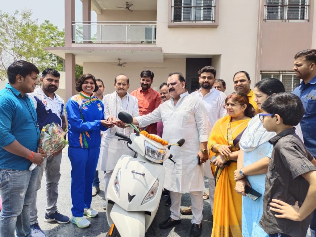 अंतरराष्ट्रीय कुश्ती पदक विजेता प्रियंका को मंत्री ने प्रदान किया स्कूटी