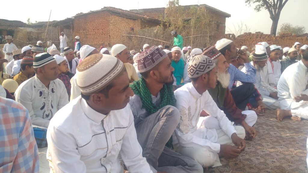 भंडरिया:- प्रखंड क्षेत्र में मुसलमानों का महत्वपूर्ण पर ईद शांति एवं सौहार्दपूर्ण माहौल में हर्षोल्लास के साथ संपन्न हो गया।