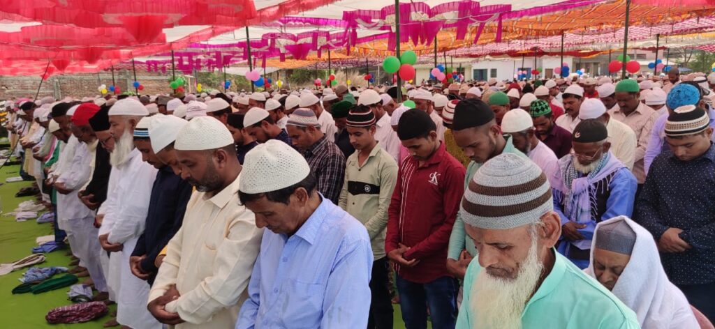 अनुमंडल मुख्यालय सहित मुस्लिम बाहुल्य ग्रामीण इलाकों में मंगलवार को मुस्लिम धर्मावलंबियों का त्यौहार ईद-उल-फितर शांतिपूर्ण सौहार्द भरे वातावरण में हर्षोल्लास के साथ मनाया गया
