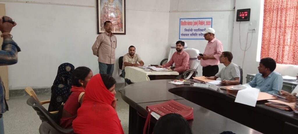 तीसरे चरण की हो रही नामांकन पत्रों की समीक्षा