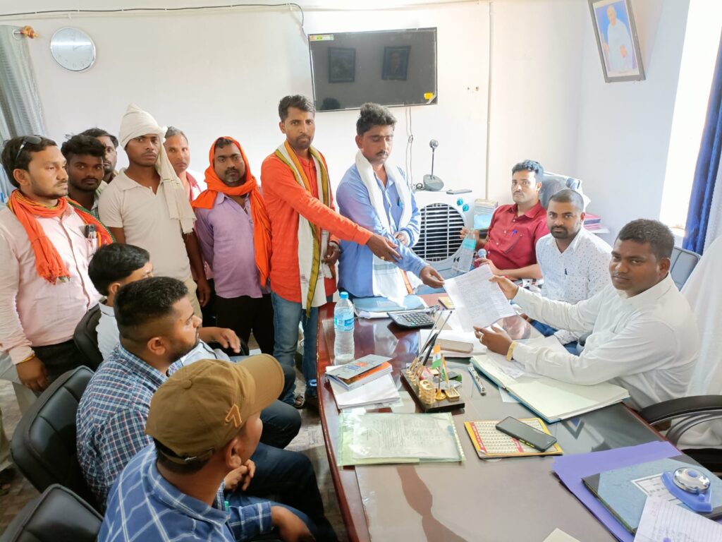 ग्रामीणों ने पंचायत चुनाव का पूर्ण विरोध करने का दिया चेतावनी।