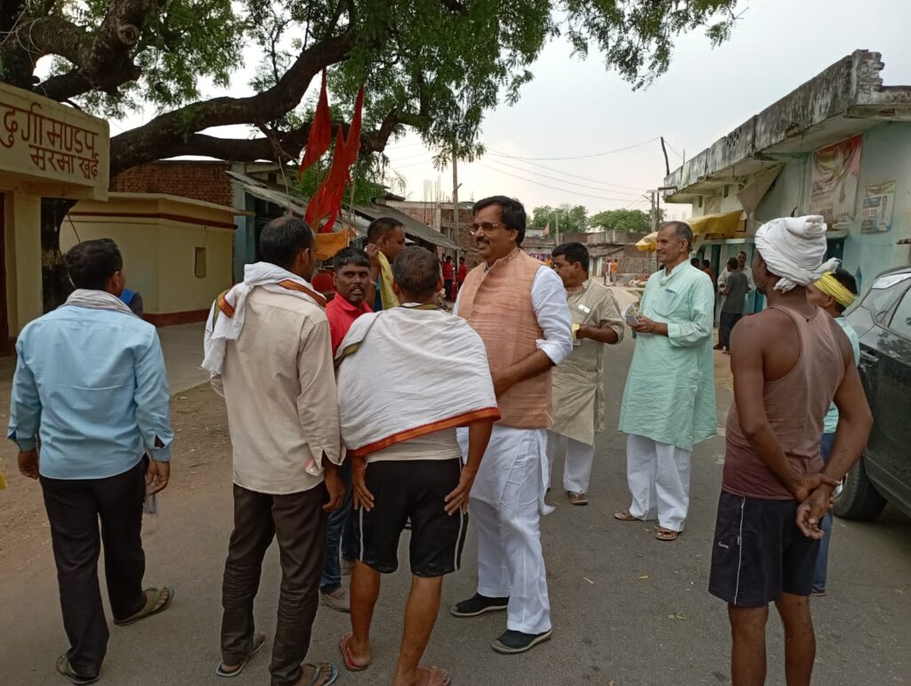 उटारी रोड प्रखंड से पूर्व जिला परिषद सदस्य एवं भावी जिला परिषद प्रत्याशी अरविंद कुमार सिंह ने कई गांवों में घूम कर लोगो से मांगा समर्थन।