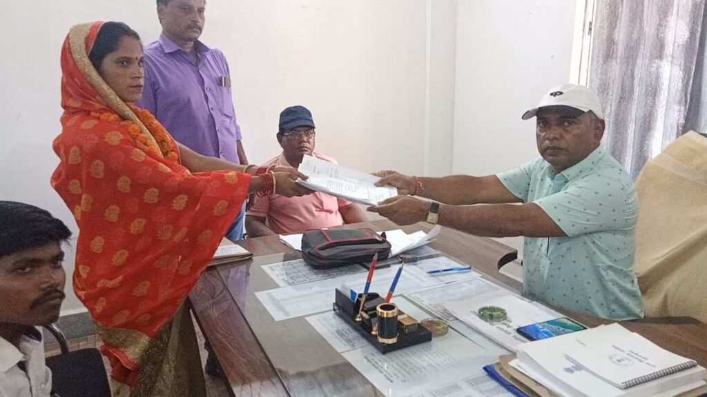 मंझिआंव एवम बरडीहा में कुल 29 मुखिया प्रत्याशी 99 वार्ड सदस्यों ने नामाकन प्रपत्र भरा