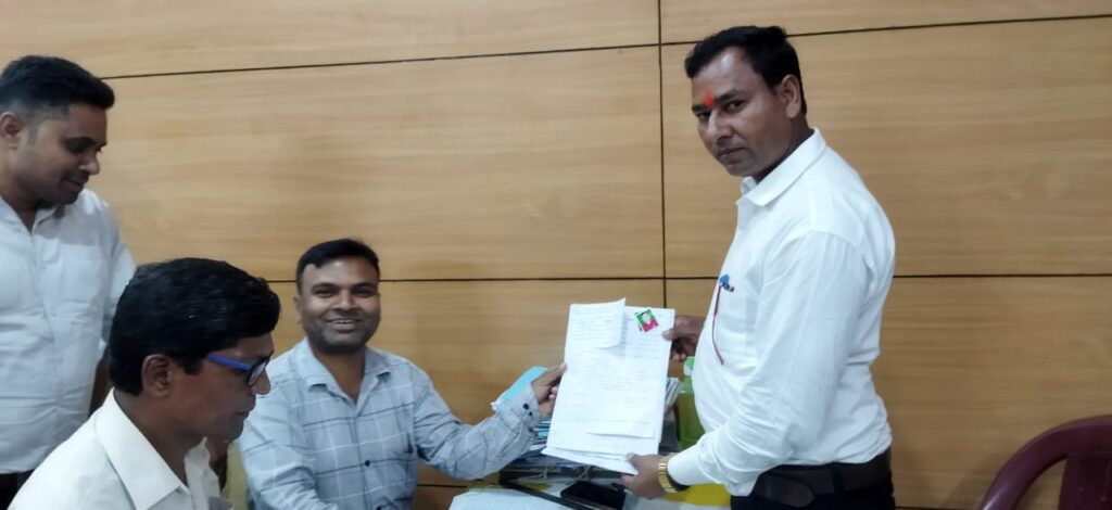 05 मई को अपने सैकड़ो समर्थक के साथ सदर अनुमंडल कार्यालय मेदिनीनगर में नामांकन दाखिल किया मुसीखाप पंचायत से भावी BDC प्रत्याशी प्रेमसागर सिंह।