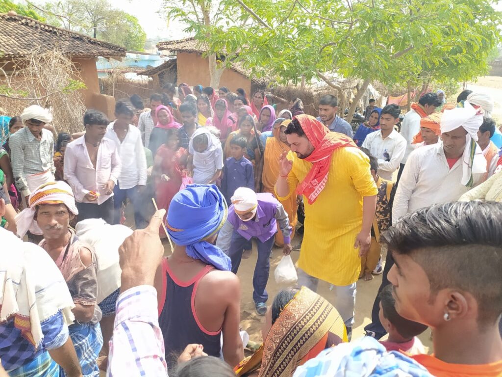 केतार प्रखंड के जिला परिषद प्रत्याशी पंकज कुमार सिंह ने मृतक के परिजनों से मिलकर बढ़ाया ढा़ढस