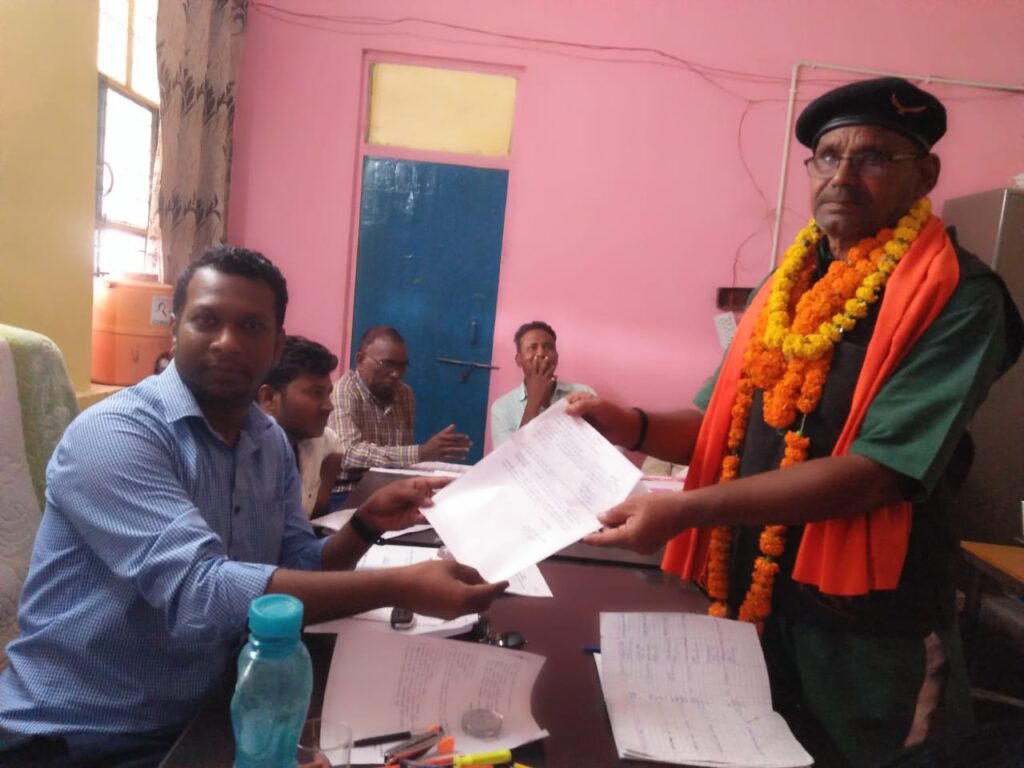 त्रिस्तरीय पंचायत चुनाव के लेकर अंतिम दिन नामांकन के लिए उमड़ी भीड़