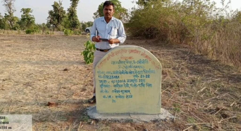 धुरकी प्रखंड में मनरेगा योजना में चल रही अनियमितता का जांच करने पहुंचे मनरेगा लोकपाल