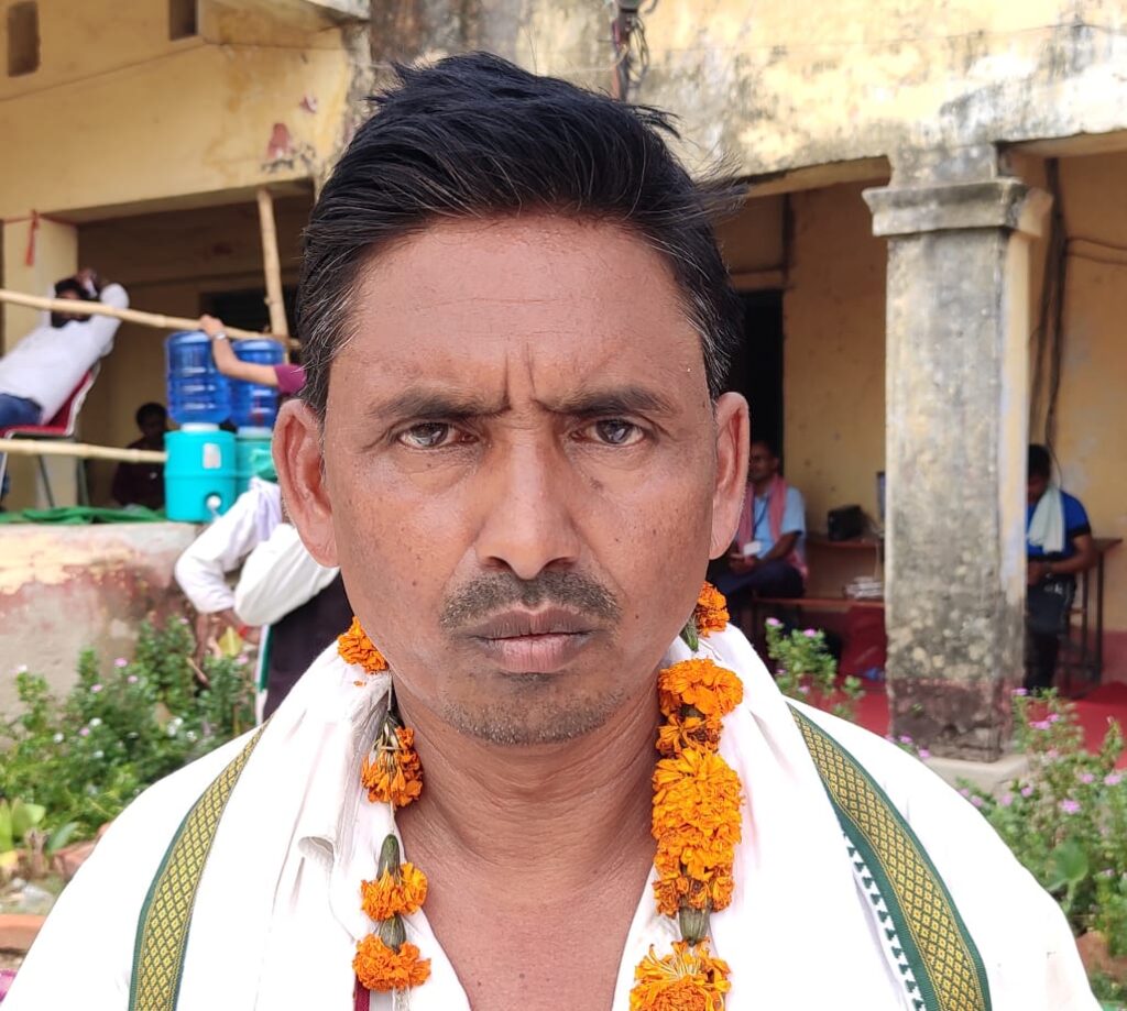 अशोक राम  धुरकी के रक्सी  पंचायत से पंचायत समिती सदस्य निर्वाचित