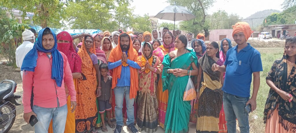 बलिगढ़ पंचायत के मुखिया प्रत्याशी मीना देवी पति मनोज फौजी ने अपने सैकड़ों समर्थकों के साथ प्रखंड कार्यालय में पहुंच कर किया नामांकन दाखिल।