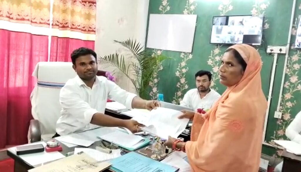 मंझिआंव एवम बरडीहा प्रखंड से कुल 17 मुखिया प्रत्याशी सहित 21वार्ड सदस्यों ने नामाकन प्रपत्र भरा।