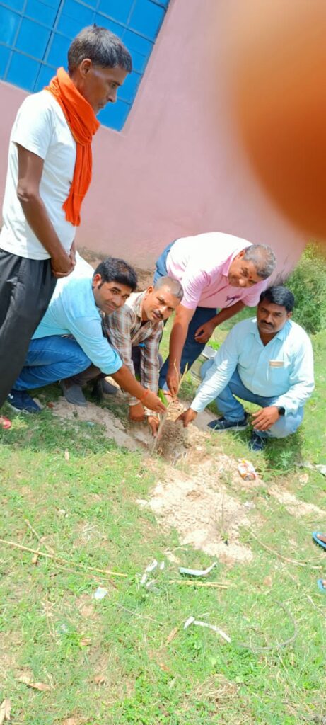 संकुल संसाधन केंद्र चितविश्राम के प्रांगण में बरगद व पीपल का पौधा लगाकर लिया संकल्प।