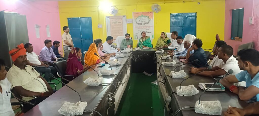 नगर पंचायत कार्यालय के सभागार में विकास कार्य को लेकर हुई बैठक।