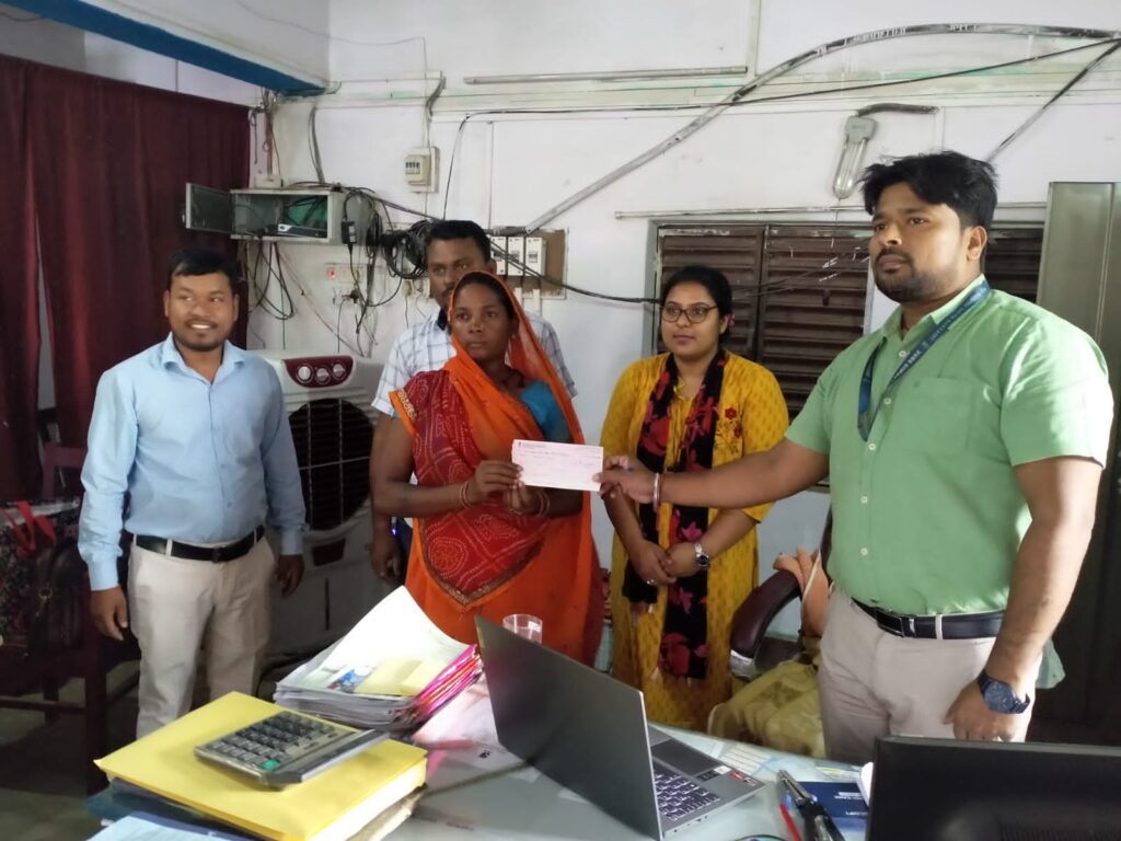 झारखंड राज्य ग्रामीण बैंक की ओर से दो लाख रुपया मृत्यु दावा का किया गया भुगतान