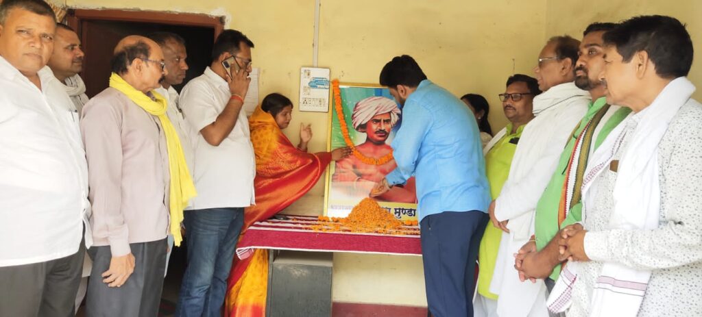झामुमो ने भगवान बिरसा मुंडा के पुण्यतिथि पर पुष्प अर्पित किया