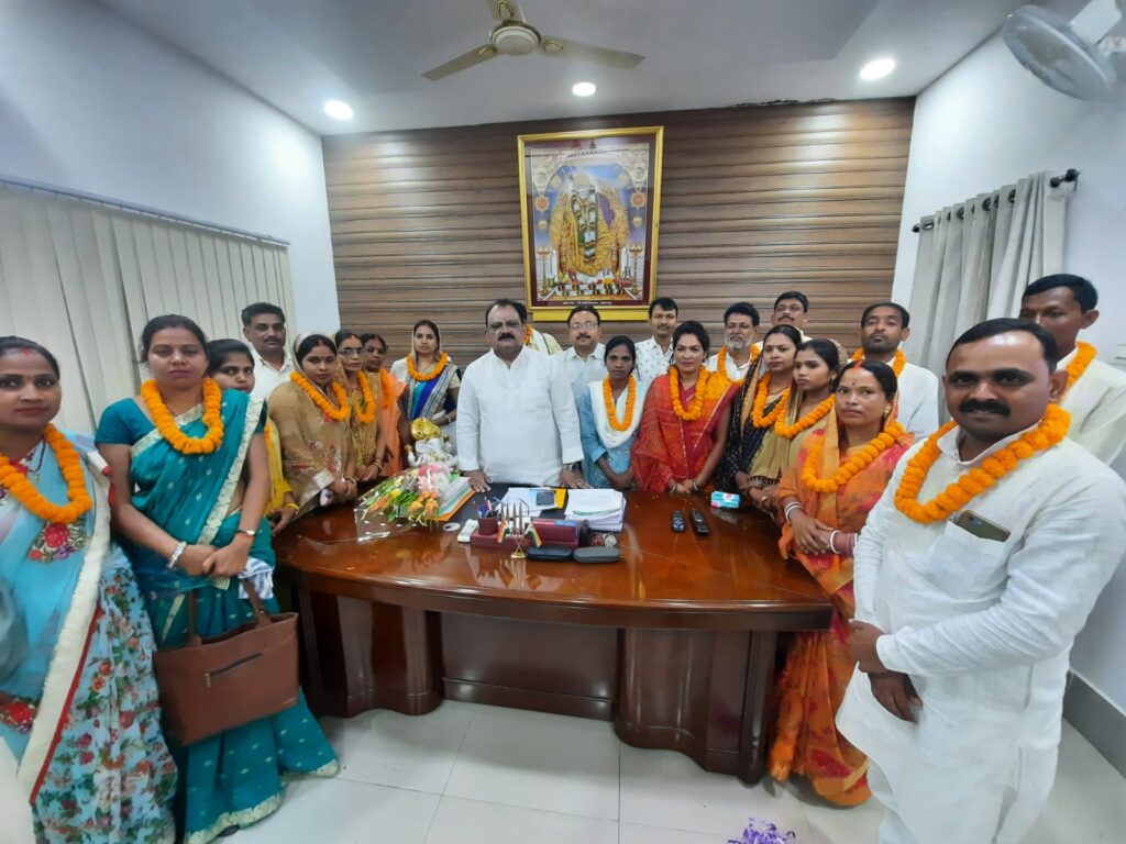 नवनिर्वाचित जिला परिषद अध्यक्ष को मंत्री मिथिलेश ठाकुर ने दी बधाई