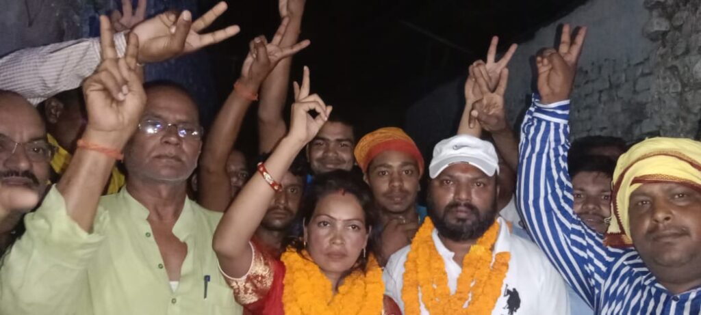 जेएमएम के कार्यकर्ताओं ने अध्यक्ष को दी बधाई।