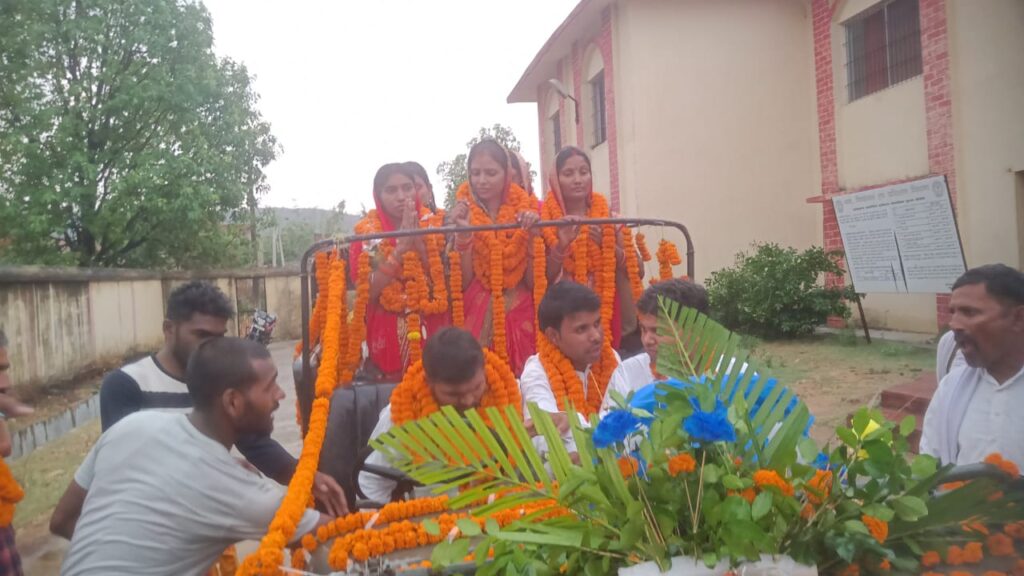 बिशुनपुरा प्रखंड में प्रमुख व उप प्रमुख का चुनाव संपन्न जिस में निर्विरोध इंजीनियर दीपा कुमारी पति चंदन मेहता तथा उपप्रमुख कविता देवी दोनों निर्विरोध चुने गए तथा दीपा देवी झारखंड मुक्ति मोर्चा समर्थित उम्मीदवार बनी है नवनिर्वाचित प्रमुख दीपा  कुमारी ने बताया मैं 5 साल जनता के बीच में निस्वार्थ भाव से सेवा करूंगी और भ्रष्टाचार के खिलाफ हमेशा आवाज उठाती रहूंगी