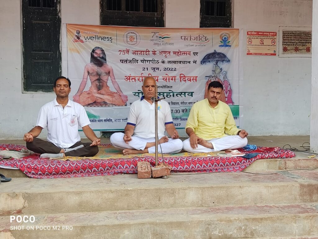 अंबालाल पटेल बालिका उच्च विद्यालय बंशीधर नगर में पतंजलि योग समिति एवं भारत स्वाभिमान के तत्वधान में चल रहा योग शिविर