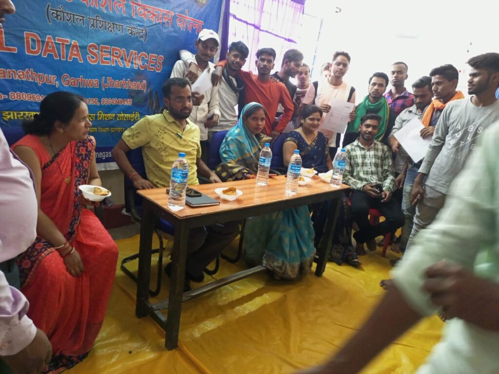 भवनाथपुर क्षेत्र के जिला परिषद सदस्य सह महिला समाजसेविका शर्मा रंजनी के द्वारा कौशल विकास केंद्र के छात्रों को दिया गया जोइनिंग लेटर