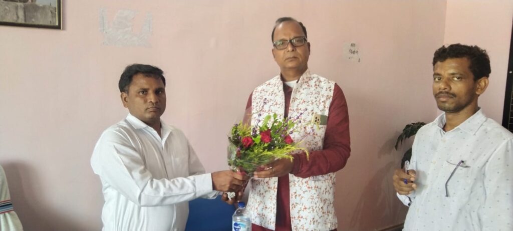 आज उटारी रोड प्रखंड कार्यालय में नवनिर्वाचित प्रमुख और छव पंचायत के मुखिया को प्रखंड विकास पदाधिकारी ने अपने चेंबर में  गुलदस्ता देकर सम्मानित किये ।