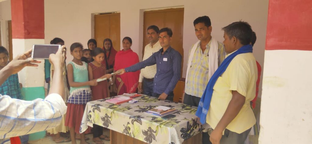 मुखिया व उपमुखिया ने बच्चों के बीच किया प्रतिपूर्ति राशि का वितरण।
