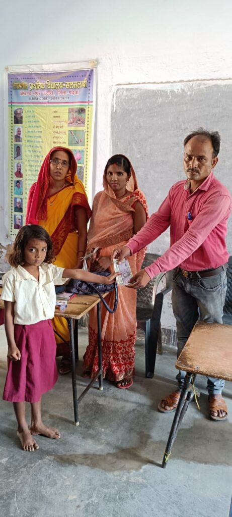 नरही पंचायत के उप मुखिया शारदा पासवान ने क्षतिपूर्ति राशी का किया वितरण।