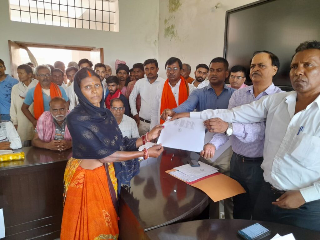 किसानों के बीच केसीसी का लाभ लेने के लिए शिविर का किया गया आयोजन, नहीं पहुंचे बैंककर्मी