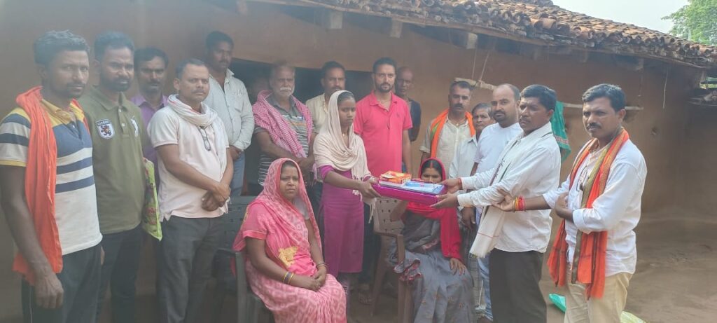 दसवीं बोर्ड में प्रखंड टॉप करने वाली निशु कुमारी को भाजपा नेताओं ने किया सम्मानित।