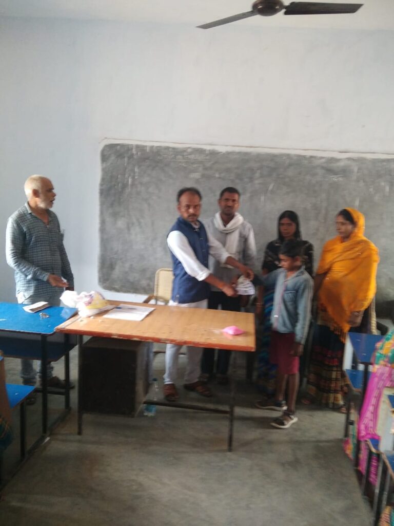 उप मुखिया शारदा पासवान ने प्रतिपूर्ति राशि का किया वितरण।