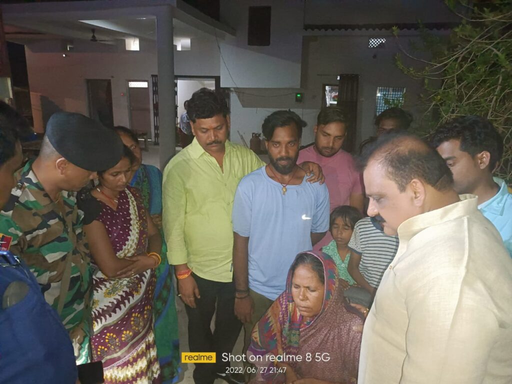 मृत विमल सिंह के परिजन से मिले मंत्री मिथिलेश