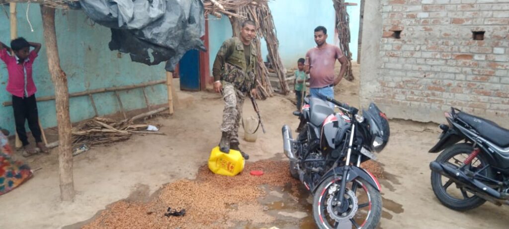 अवैध रूप से संचालित कर रहे शराब भट्टी को पुलिस ने किया ध्वस्त