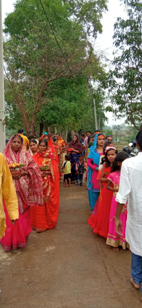 शिवलिंग की प्राण प्रतिष्ठा को लेकर निकाला गया कलश यात्रा।