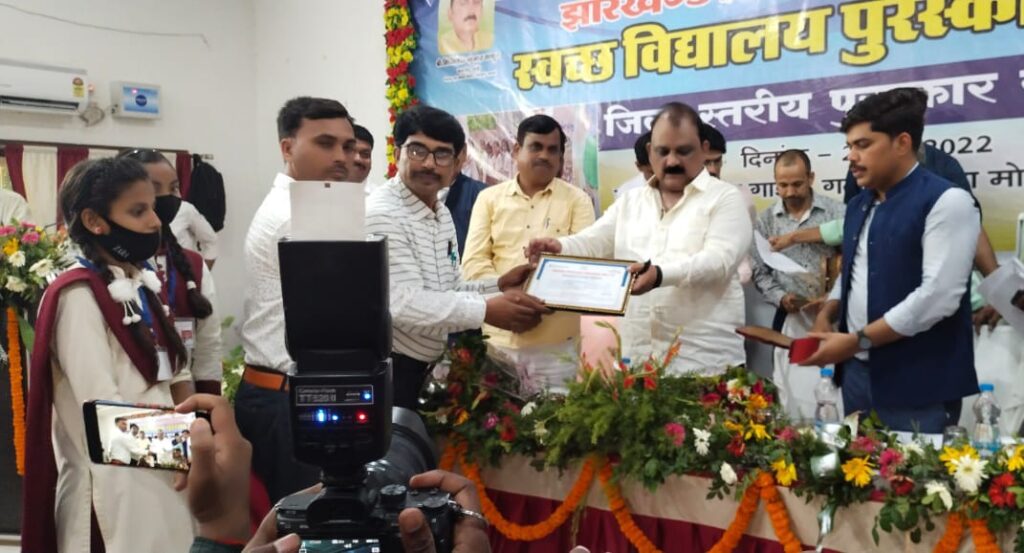 जिला स्तर पर स्वच्छ विद्यालय में प्रथम पुरस्कार राजकीय मध्य विद्यालय बंशीधर नगर को मिला।