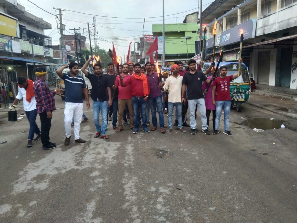 कन्हैया लाल सहित अन्य हिंदुओं की हत्या के विरोध में एवं नूपुर शर्मा के समर्थन में भव्य मशाल जुलूस निकाला गया।