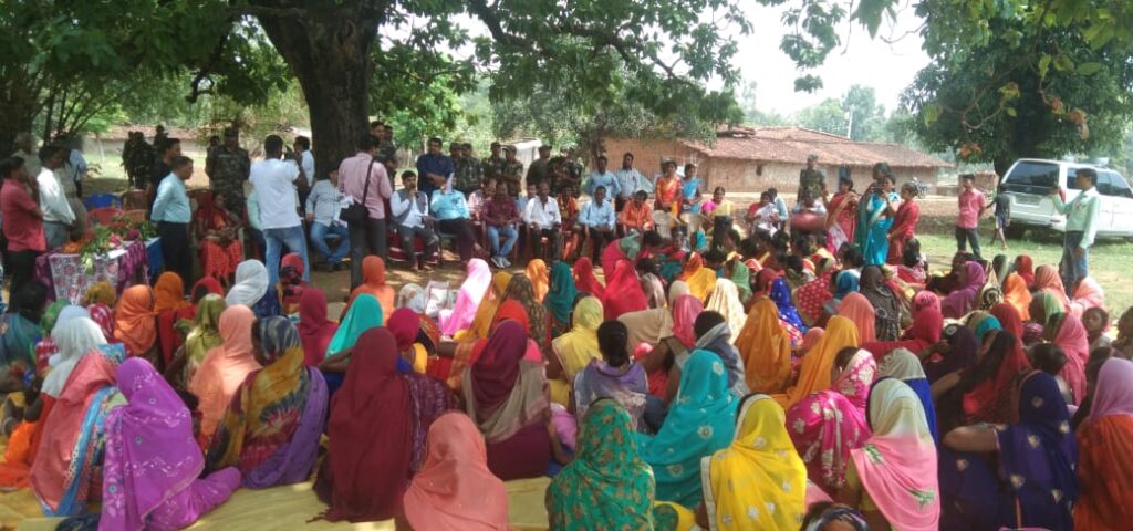 भंडरिया प्रखंड मुख्यालय के नौका बंजारी गांव में आयोजित चौपाल कार्यक्रम में गढ़वा डीसी रमेश घोलप  उपस्थित हुए।