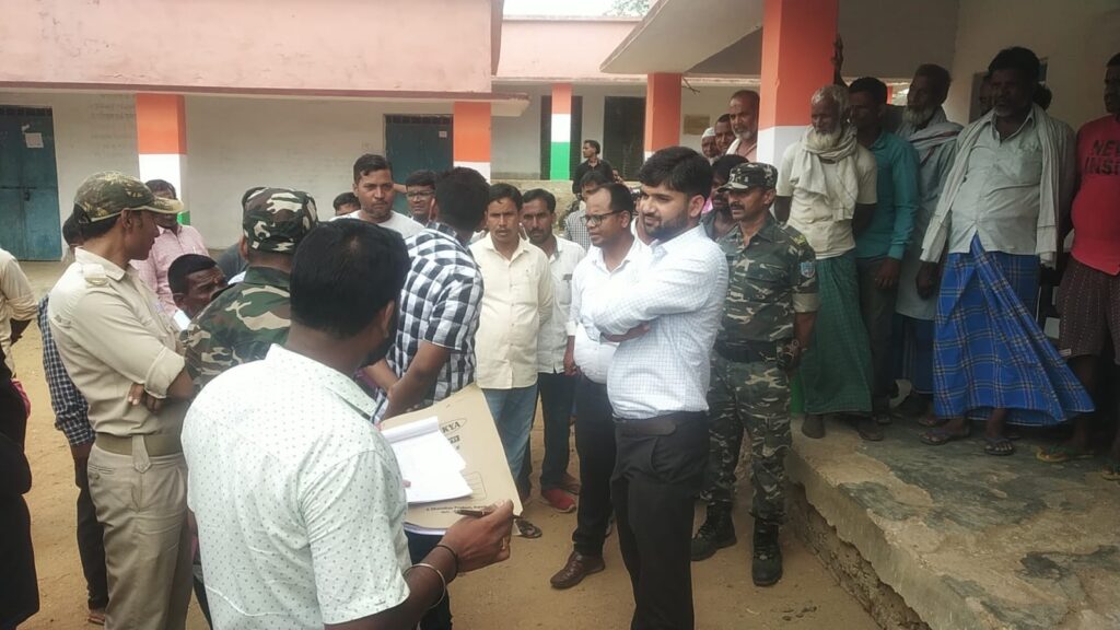 अनुमंडल पदाधिकारी ने सरकारी आवास व विद्यालय का किया औचक निरीक्षण