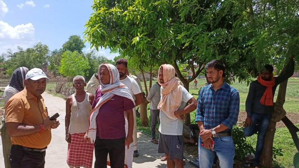 जलजमाव से हो रही परेशानी को लेकर कार्यपालक पदाधिकारी ने नगर पंचायत का किया भ्रमण