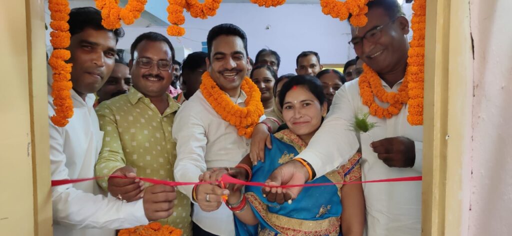 भाजपा विधायक भानु प्रताप शाही ने प्रमुख कक्ष का फीता काट किया उद्घाटन।