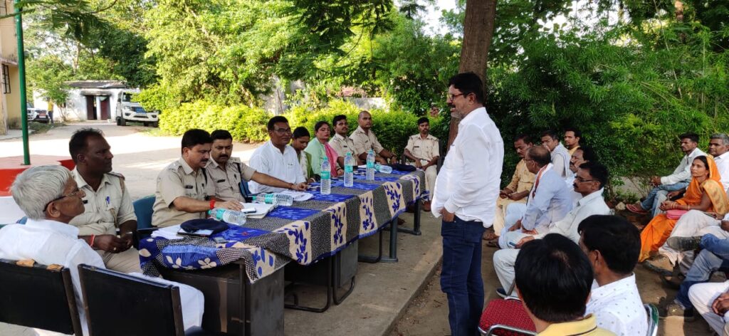 अनुमंडल पुलिस पदाधिकारी प्रमोद कुमार केसरी की अगुवाई में बकरीद पर्व शांति से मनाने को लेकर हुई बैठक।