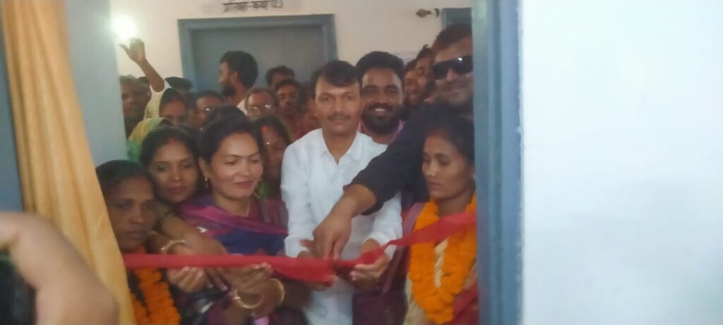 झामुमो नेता ताहिर अंसारी, समाजसेवी दीपक प्रताप देव और जिला परिषद अध्यक्ष शांति देवी ने संयुक्त रुप से फीता काटकर प्रमुख के कार्यालय का किया उद्घाटन