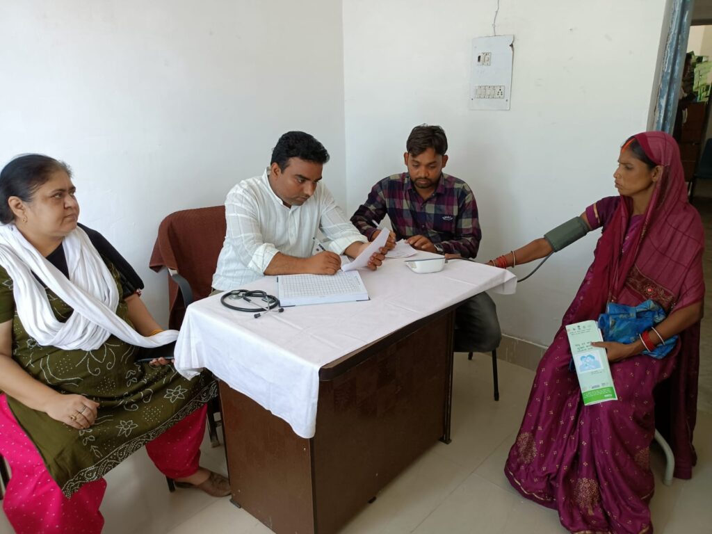 ट्रामा सेंटर में शनिवार को प्रसव पूर्व 30 गर्भवती महिलाओं का स्वास्थ्य जांच डॉ कैसर आलम के द्वारा किया गया