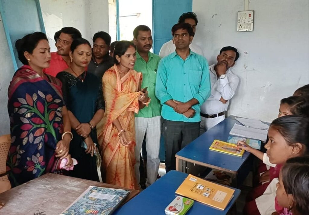 जिला परिषद अध्यक्ष शांति देवी ने ग्रामीणों से शिकायत मिलने के बाद मध्य विद्यालय का किया निरीक्षण