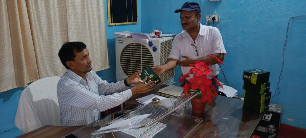 आयुष चिकित्सा पदाधिकारी डॉ रामानुज प्रसाद के द्वारा शनिवार को प्रखंड कार्यालय में बीडीओ सहित कर्मियों के बीच बिरसा जीवन आयुष किट का किया वितरण