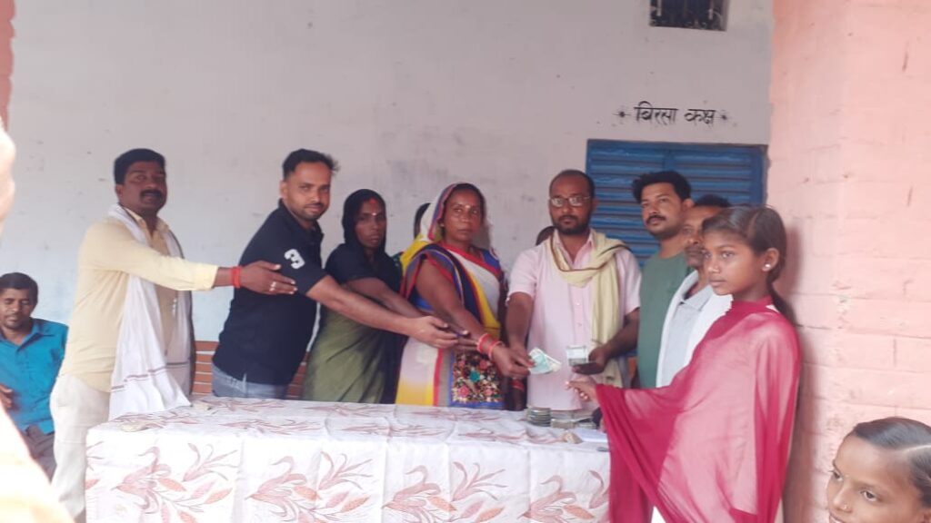 सांसद प्रतिनिधि प्रभात कुमार ,मुखिया पनपाती देवी,उपमुखिया मुखलाल यादव एवं समाजसेवी संजय कुमार सिंह ने मध्य विद्यालय गम्हरिया में प्रतिपूर्ति राशि का किया वितरण