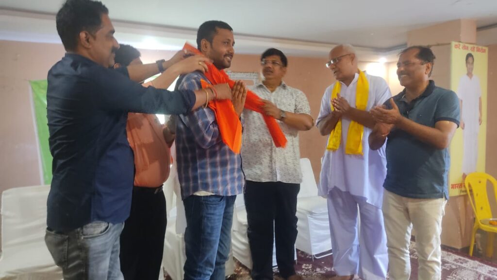 गुरु पूर्णिमा के अवसर पर योगाचार्य को किया गया सम्मानित
