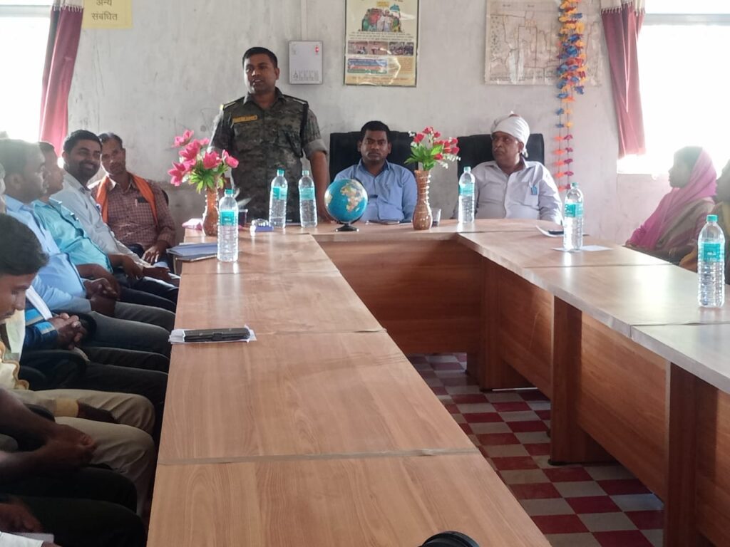 साइबर क्राइम से बचने और डायन प्रथा जैसी कुरीतियों से बचने के लिए पंचायत सचिवालय में बीडीओ और थाना प्रभारी ने चलाया जागरूकता अभियान