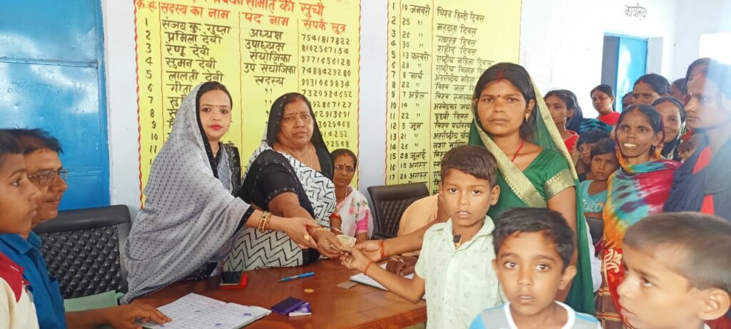 उत्क्रमित मध्य विद्यालय रमना मे मुखिया और बीडीसी ने प्रतिपूर्ति राशि का किया वितरण