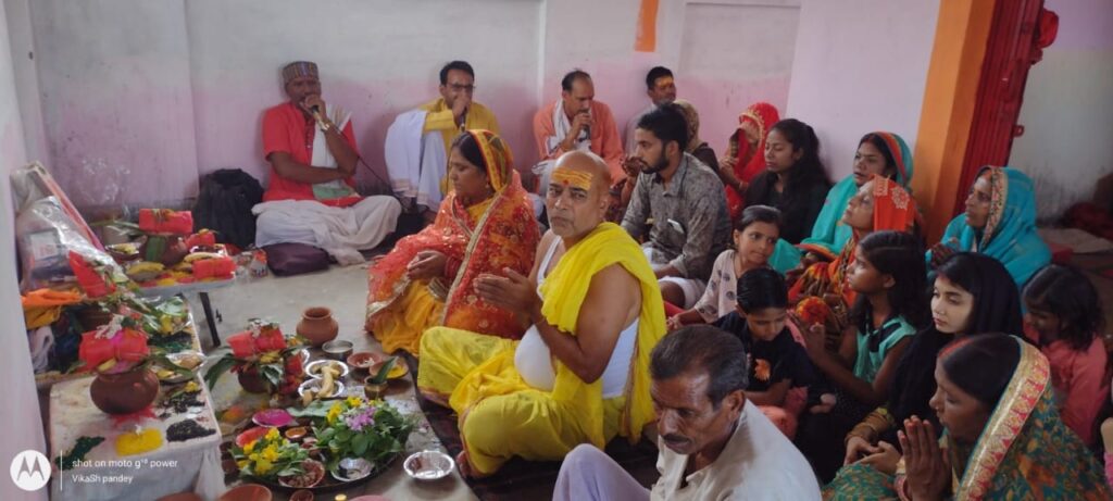 सावन माह के प्रथम दिन जासा गांव स्थित संकट मोचन मंदिर में विद्वान पंडितों के वैदिक मंत्रोचार के बीच शिवलिंग का प्राण प्रतिष्ठा किया गया