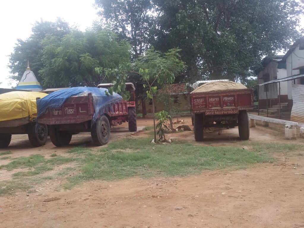 भंडरिया पुलिस एवं अंचलाधिकारी के द्वारा संयुक्त छापामारी अभियान में अवैध रूप से बालू की धुलाई कर रहे हैं 6 ट्रैक्टर जब्त 10 ट्रेक्टर पुलिस को देख कर अंधेरे का फायदा उठाते हुए भाग गए