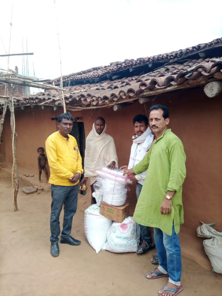 विधायक प्रतिनिधि सह मुखिया प्रतिनिधि ने  श्राद्ध कार्यक्रम में किया सहयोग